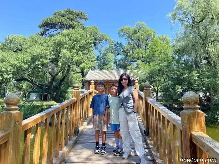 Название Chengde Mountain Resort звучит так, будто это место, куда можно отправиться на шведский стол и на точечный массаж, но на самом деле это буквальный перевод названия летней резиденции императоров династии Цин. Он был построен в XVIII веке и занимает парк, по площади равный остальной части города. Этот комплекс дворцов и садов — главная причина, по которой люди приезжают в Чэндэ, который в основном является ничем не примечательным городом примерно с миллионом жителей в северной части провинции Хэбэй.