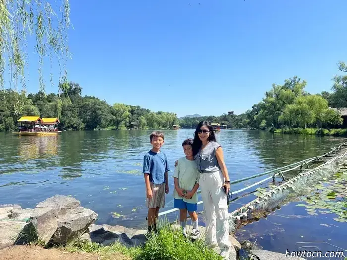 Название Chengde Mountain Resort звучит так, будто это место, куда можно отправиться на шведский стол и на точечный массаж, но на самом деле это буквальный перевод названия летней резиденции императоров династии Цин. Он был построен в XVIII веке и занимает парк, по площади равный остальной части города. Этот комплекс дворцов и садов — главная причина, по которой люди приезжают в Чэндэ, который в основном является ничем не примечательным городом примерно с миллионом жителей в северной части провинции Хэбэй.