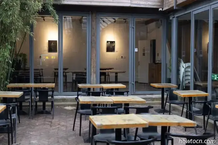"Unter uns": Eine bewegende Ausstellung im Café Zarah