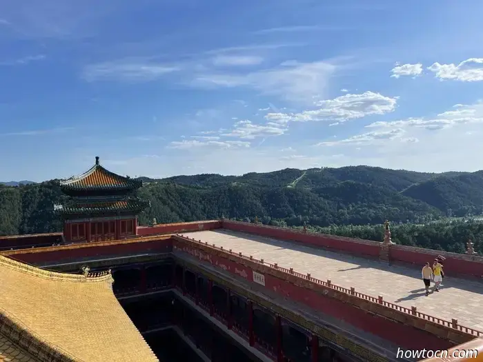 Название Chengde Mountain Resort звучит так, будто это место, куда можно отправиться на шведский стол и на точечный массаж, но на самом деле это буквальный перевод названия летней резиденции императоров династии Цин. Он был построен в XVIII веке и занимает парк, по площади равный остальной части города. Этот комплекс дворцов и садов — главная причина, по которой люди приезжают в Чэндэ, который в основном является ничем не примечательным городом примерно с миллионом жителей в северной части провинции Хэбэй.