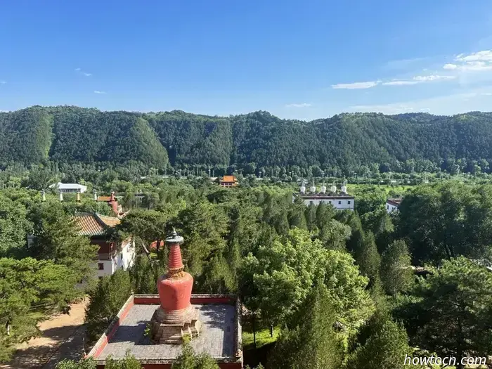 Название Chengde Mountain Resort звучит так, будто это место, куда можно отправиться на шведский стол и на точечный массаж, но на самом деле это буквальный перевод названия летней резиденции императоров династии Цин. Он был построен в XVIII веке и занимает парк, по площади равный остальной части города. Этот комплекс дворцов и садов — главная причина, по которой люди приезжают в Чэндэ, который в основном является ничем не примечательным городом примерно с миллионом жителей в северной части провинции Хэбэй.