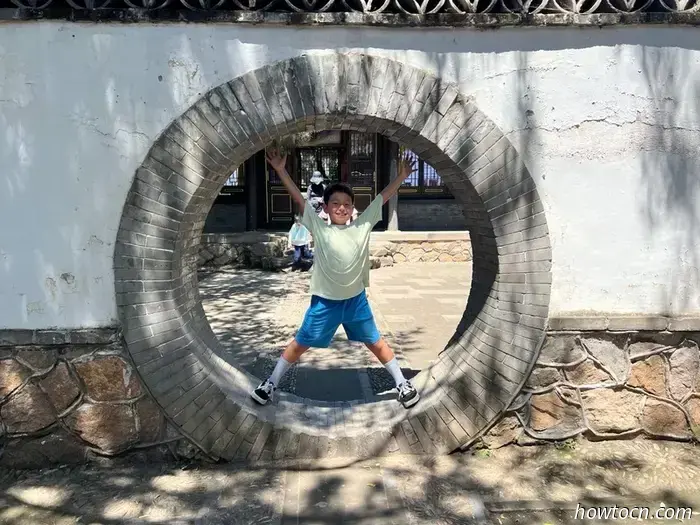 Название Chengde Mountain Resort звучит так, будто это место, куда можно отправиться на шведский стол и на точечный массаж, но на самом деле это буквальный перевод названия летней резиденции императоров династии Цин. Он был построен в XVIII веке и занимает парк, по площади равный остальной части города. Этот комплекс дворцов и садов — главная причина, по которой люди приезжают в Чэндэ, который в основном является ничем не примечательным городом примерно с миллионом жителей в северной части провинции Хэбэй.