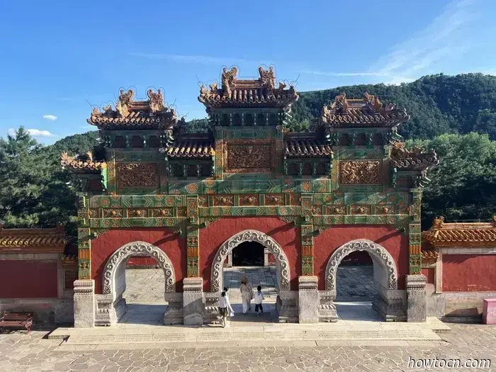 Название Chengde Mountain Resort звучит так, будто это место, куда можно отправиться на шведский стол и на точечный массаж, но на самом деле это буквальный перевод названия летней резиденции императоров династии Цин. Он был построен в XVIII веке и занимает парк, по площади равный остальной части города. Этот комплекс дворцов и садов — главная причина, по которой люди приезжают в Чэндэ, который в основном является ничем не примечательным городом примерно с миллионом жителей в северной части провинции Хэбэй.