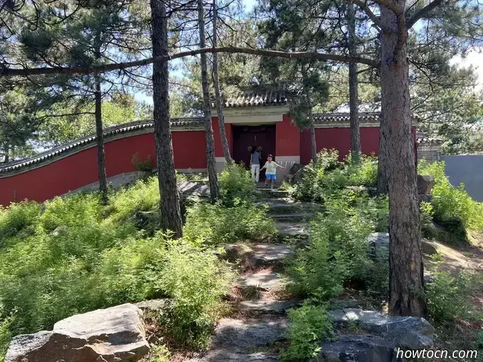 Название Chengde Mountain Resort звучит так, будто это место, куда можно отправиться на шведский стол и на точечный массаж, но на самом деле это буквальный перевод названия летней резиденции императоров династии Цин. Он был построен в XVIII веке и занимает парк, по площади равный остальной части города. Этот комплекс дворцов и садов — главная причина, по которой люди приезжают в Чэндэ, который в основном является ничем не примечательным городом примерно с миллионом жителей в северной части провинции Хэбэй.