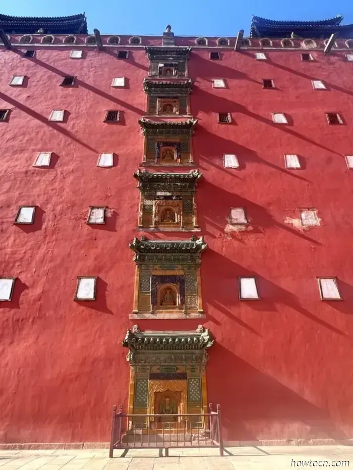 Название Chengde Mountain Resort звучит так, будто это место, куда можно отправиться на шведский стол и на точечный массаж, но на самом деле это буквальный перевод названия летней резиденции императоров династии Цин. Он был построен в XVIII веке и занимает парк, по площади равный остальной части города. Этот комплекс дворцов и садов — главная причина, по которой люди приезжают в Чэндэ, который в основном является ничем не примечательным городом примерно с миллионом жителей в северной части провинции Хэбэй.