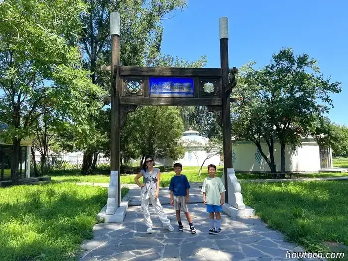 Название Chengde Mountain Resort звучит так, будто это место, куда можно отправиться на шведский стол и на точечный массаж, но на самом деле это буквальный перевод названия летней резиденции императоров династии Цин. Он был построен в XVIII веке и занимает парк, по площади равный остальной части города. Этот комплекс дворцов и садов — главная причина, по которой люди приезжают в Чэндэ, который в основном является ничем не примечательным городом примерно с миллионом жителей в северной части провинции Хэбэй.