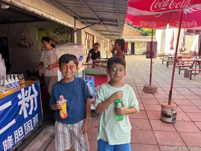 Название Chengde Mountain Resort звучит так, будто это место, куда можно отправиться на шведский стол и на точечный массаж, но на самом деле это буквальный перевод названия летней резиденции императоров династии Цин. Он был построен в XVIII веке и занимает парк, по площади равный остальной части города. Этот комплекс дворцов и садов — главная причина, по которой люди приезжают в Чэндэ, который в основном является ничем не примечательным городом примерно с миллионом жителей в северной части провинции Хэбэй.