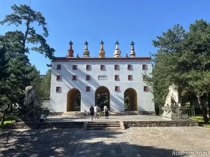 Название Chengde Mountain Resort звучит так, будто это место, куда можно отправиться на шведский стол и на точечный массаж, но на самом деле это буквальный перевод названия летней резиденции императоров династии Цин. Он был построен в XVIII веке и занимает парк, по площади равный остальной части города. Этот комплекс дворцов и садов — главная причина, по которой люди приезжают в Чэндэ, который в основном является ничем не примечательным городом примерно с миллионом жителей в северной части провинции Хэбэй.