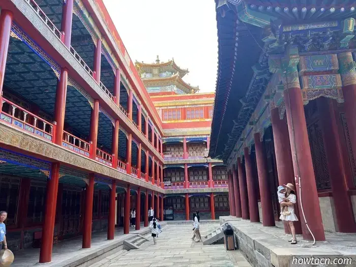 Название Chengde Mountain Resort звучит так, будто это место, куда можно отправиться на шведский стол и на точечный массаж, но на самом деле это буквальный перевод названия летней резиденции императоров династии Цин. Он был построен в XVIII веке и занимает парк, по площади равный остальной части города. Этот комплекс дворцов и садов — главная причина, по которой люди приезжают в Чэндэ, который в основном является ничем не примечательным городом примерно с миллионом жителей в северной части провинции Хэбэй.