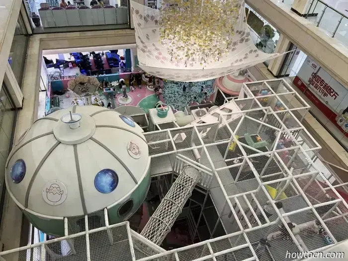 Название Chengde Mountain Resort звучит так, будто это место, куда можно отправиться на шведский стол и на точечный массаж, но на самом деле это буквальный перевод названия летней резиденции императоров династии Цин. Он был построен в XVIII веке и занимает парк, по площади равный остальной части города. Этот комплекс дворцов и садов — главная причина, по которой люди приезжают в Чэндэ, который в основном является ничем не примечательным городом примерно с миллионом жителей в северной части провинции Хэбэй.