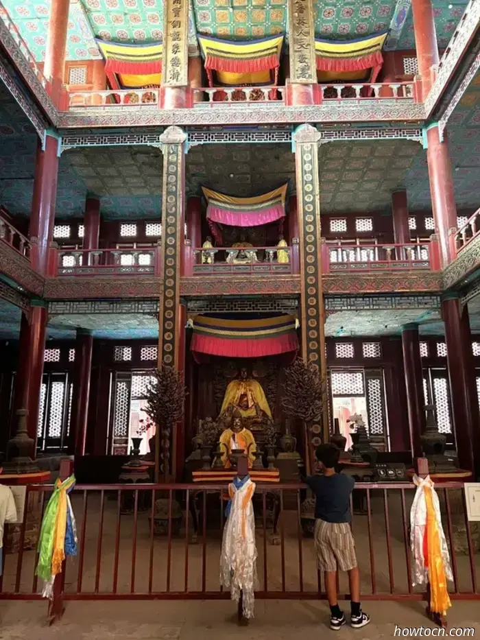 Название Chengde Mountain Resort звучит так, будто это место, куда можно отправиться на шведский стол и на точечный массаж, но на самом деле это буквальный перевод названия летней резиденции императоров династии Цин. Он был построен в XVIII веке и занимает парк, по площади равный остальной части города. Этот комплекс дворцов и садов — главная причина, по которой люди приезжают в Чэндэ, который в основном является ничем не примечательным городом примерно с миллионом жителей в северной части провинции Хэбэй.