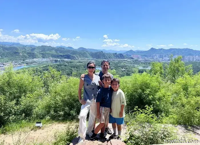 Название Chengde Mountain Resort звучит так, будто это место, куда можно отправиться на шведский стол и на точечный массаж, но на самом деле это буквальный перевод названия летней резиденции императоров династии Цин. Он был построен в XVIII веке и занимает парк, по площади равный остальной части города. Этот комплекс дворцов и садов — главная причина, по которой люди приезжают в Чэндэ, который в основном является ничем не примечательным городом примерно с миллионом жителей в северной части провинции Хэбэй.