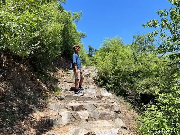 Название Chengde Mountain Resort звучит так, будто это место, куда можно отправиться на шведский стол и на точечный массаж, но на самом деле это буквальный перевод названия летней резиденции императоров династии Цин. Он был построен в XVIII веке и занимает парк, по площади равный остальной части города. Этот комплекс дворцов и садов — главная причина, по которой люди приезжают в Чэндэ, который в основном является ничем не примечательным городом примерно с миллионом жителей в северной части провинции Хэбэй.