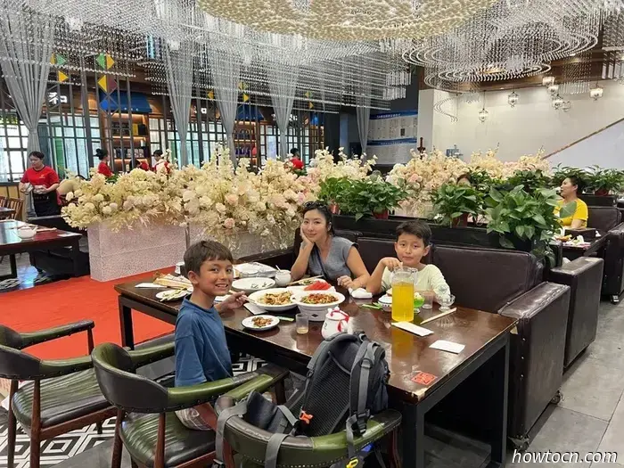 Название Chengde Mountain Resort звучит так, будто это место, куда можно отправиться на шведский стол и на точечный массаж, но на самом деле это буквальный перевод названия летней резиденции императоров династии Цин. Он был построен в XVIII веке и занимает парк, по площади равный остальной части города. Этот комплекс дворцов и садов — главная причина, по которой люди приезжают в Чэндэ, который в основном является ничем не примечательным городом примерно с миллионом жителей в северной части провинции Хэбэй.