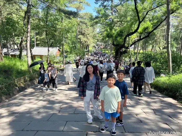 Название Chengde Mountain Resort звучит так, будто это место, куда можно отправиться на шведский стол и на точечный массаж, но на самом деле это буквальный перевод названия летней резиденции императоров династии Цин. Он был построен в XVIII веке и занимает парк, по площади равный остальной части города. Этот комплекс дворцов и садов — главная причина, по которой люди приезжают в Чэндэ, который в основном является ничем не примечательным городом примерно с миллионом жителей в северной части провинции Хэбэй.