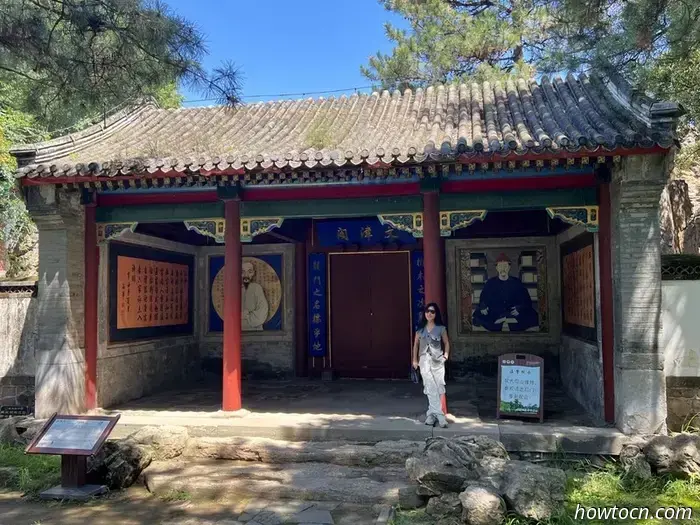 Название Chengde Mountain Resort звучит так, будто это место, куда можно отправиться на шведский стол и на точечный массаж, но на самом деле это буквальный перевод названия летней резиденции императоров династии Цин. Он был построен в XVIII веке и занимает парк, по площади равный остальной части города. Этот комплекс дворцов и садов — главная причина, по которой люди приезжают в Чэндэ, который в основном является ничем не примечательным городом примерно с миллионом жителей в северной части провинции Хэбэй.