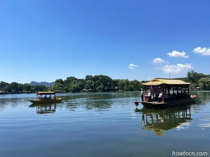 Название Chengde Mountain Resort звучит так, будто это место, куда можно отправиться на шведский стол и на точечный массаж, но на самом деле это буквальный перевод названия летней резиденции императоров династии Цин. Он был построен в XVIII веке и занимает парк, по площади равный остальной части города. Этот комплекс дворцов и садов — главная причина, по которой люди приезжают в Чэндэ, который в основном является ничем не примечательным городом примерно с миллионом жителей в северной части провинции Хэбэй.