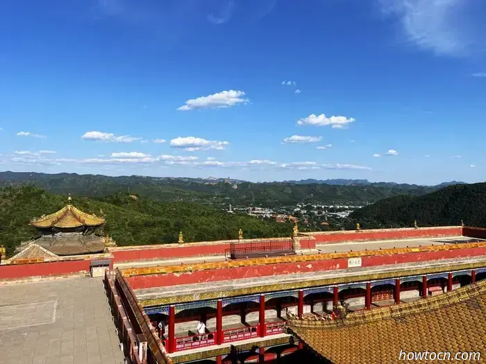 Название Chengde Mountain Resort звучит так, будто это место, куда можно отправиться на шведский стол и на точечный массаж, но на самом деле это буквальный перевод названия летней резиденции императоров династии Цин. Он был построен в XVIII веке и занимает парк, по площади равный остальной части города. Этот комплекс дворцов и садов — главная причина, по которой люди приезжают в Чэндэ, который в основном является ничем не примечательным городом примерно с миллионом жителей в северной части провинции Хэбэй.
