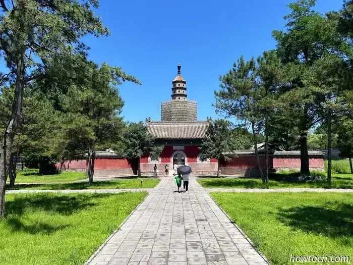 Название Chengde Mountain Resort звучит так, будто это место, куда можно отправиться на шведский стол и на точечный массаж, но на самом деле это буквальный перевод названия летней резиденции императоров династии Цин. Он был построен в XVIII веке и занимает парк, по площади равный остальной части города. Этот комплекс дворцов и садов — главная причина, по которой люди приезжают в Чэндэ, который в основном является ничем не примечательным городом примерно с миллионом жителей в северной части провинции Хэбэй.