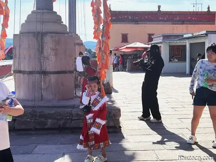 Название Chengde Mountain Resort звучит так, будто это место, куда можно отправиться на шведский стол и на точечный массаж, но на самом деле это буквальный перевод названия летней резиденции императоров династии Цин. Он был построен в XVIII веке и занимает парк, по площади равный остальной части города. Этот комплекс дворцов и садов — главная причина, по которой люди приезжают в Чэндэ, который в основном является ничем не примечательным городом примерно с миллионом жителей в северной части провинции Хэбэй.