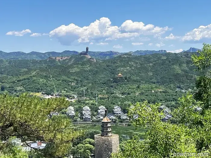 Название Chengde Mountain Resort звучит так, будто это место, куда можно отправиться на шведский стол и на точечный массаж, но на самом деле это буквальный перевод названия летней резиденции императоров династии Цин. Он был построен в XVIII веке и занимает парк, по площади равный остальной части города. Этот комплекс дворцов и садов — главная причина, по которой люди приезжают в Чэндэ, который в основном является ничем не примечательным городом примерно с миллионом жителей в северной части провинции Хэбэй.