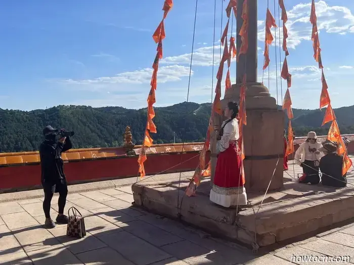 Название Chengde Mountain Resort звучит так, будто это место, куда можно отправиться на шведский стол и на точечный массаж, но на самом деле это буквальный перевод названия летней резиденции императоров династии Цин. Он был построен в XVIII веке и занимает парк, по площади равный остальной части города. Этот комплекс дворцов и садов — главная причина, по которой люди приезжают в Чэндэ, который в основном является ничем не примечательным городом примерно с миллионом жителей в северной части провинции Хэбэй.