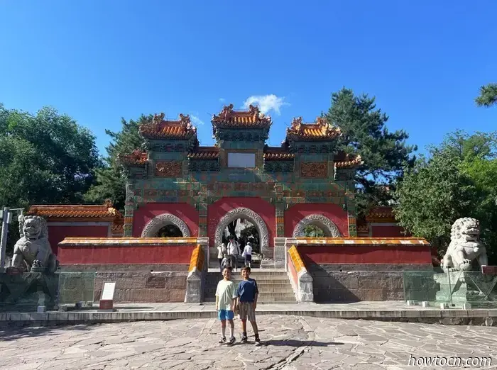 Название Chengde Mountain Resort звучит так, будто это место, куда можно отправиться на шведский стол и на точечный массаж, но на самом деле это буквальный перевод названия летней резиденции императоров династии Цин. Он был построен в XVIII веке и занимает парк, по площади равный остальной части города. Этот комплекс дворцов и садов — главная причина, по которой люди приезжают в Чэндэ, который в основном является ничем не примечательным городом примерно с миллионом жителей в северной части провинции Хэбэй.