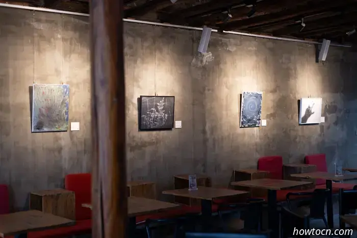 "Unter uns": Eine bewegende Ausstellung im Café Zarah
